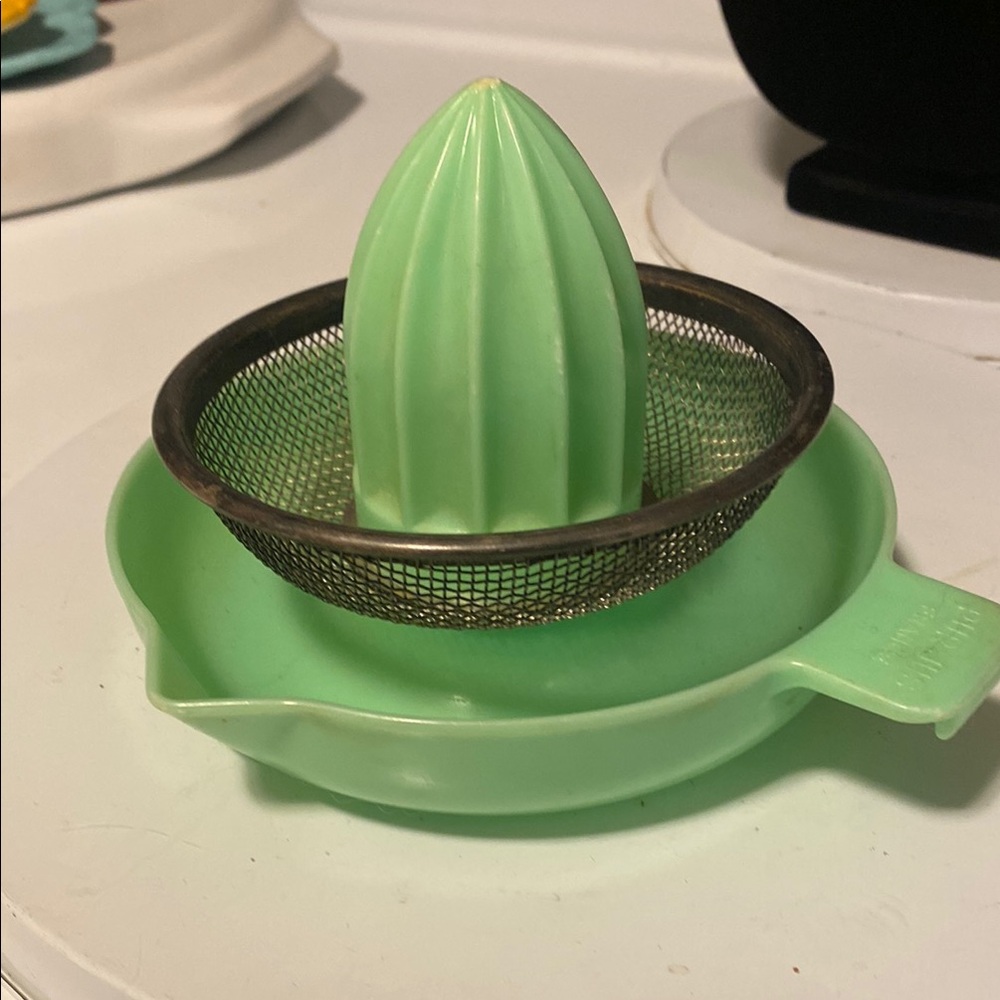 Antique Vintage PUR JUS Green Citrus Juicer Reamer with Strainer Plastic/Metal